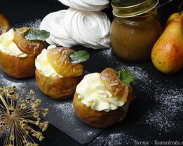 Запеченные яблоки с джемом из пряной груши