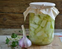 Кабачки в чесночном соусе на зиму