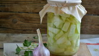 Кабачки в чесночном соусе на зиму