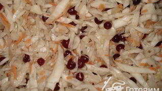 Капуста квашеная в банках с клюквой