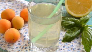 Абрикосовый компот с базиликом и лимоном