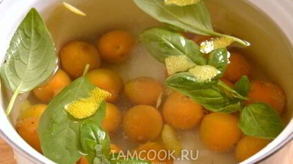 абрикосовый компот с базиликом и лимоном