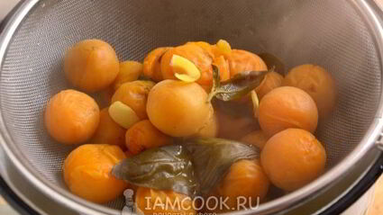 абрикосовый компот с базиликом и лимоном