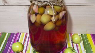 Компот из алычи и яблок на зиму