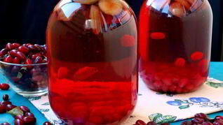 Компот из слив и кизила