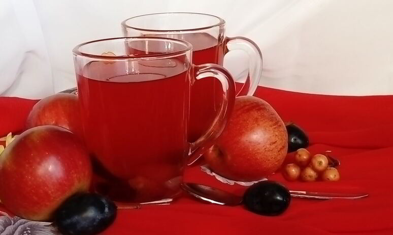 Рецепт компот из свежих яблок, слив и клюквы