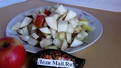 компот из свежих яблок, слив и клюквы