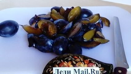 компот из свежих яблок, слив и клюквы