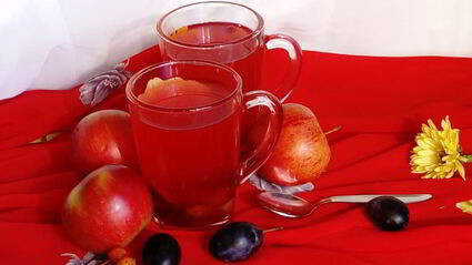 компот из свежих яблок, слив и клюквы