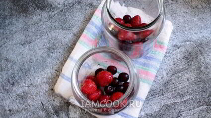 компот из вишни и клубники