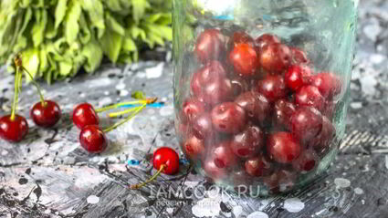 компот из вишни с косточками на зиму