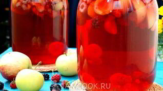 Компот из яблок, абрикосов и ягод на зиму