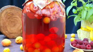 Компот с абрикосами, малиной и алычой на зиму