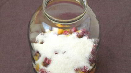 компот с абрикосами, малиной и алычой на зиму