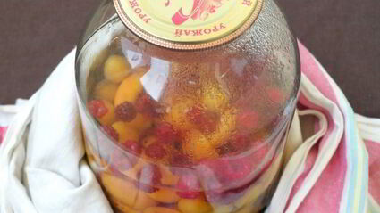 компот с абрикосами, малиной и алычой на зиму