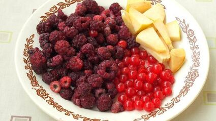 компот с яблоками, малиной, калиной и айвой