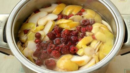 компот с яблоками, малиной, калиной и айвой