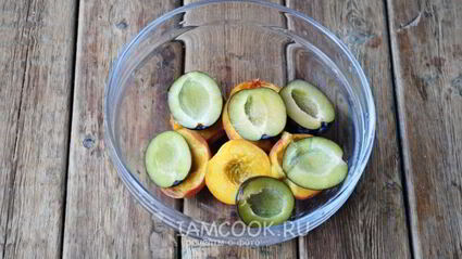 компот с яблоками, сливами и персиками на зиму