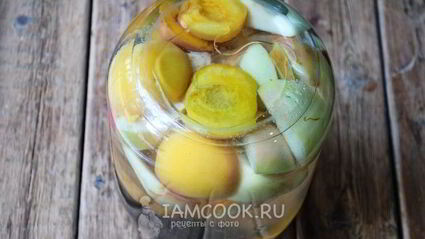 компот с яблоками, сливами и персиками на зиму