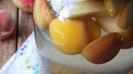 компот с яблоками, сливами и персиками на зиму