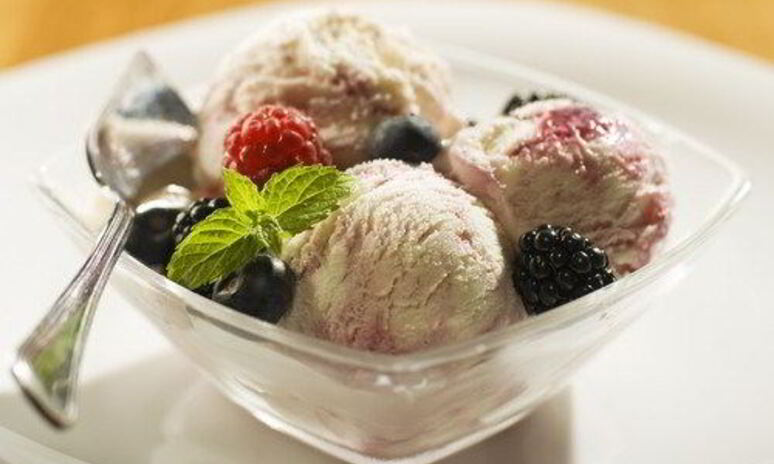 Рецепт ванильное мороженое с теплым ягодным компотом