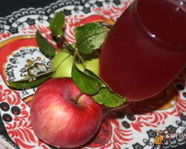 Яблочный компот с виноградными листочками