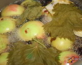 яблочный компот с виноградными листочками