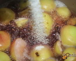 яблочный компот с виноградными листочками