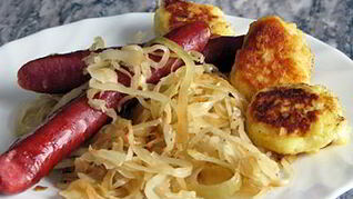 Квашеная капуста с колбасками и мускатным орехом