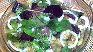 Баклажаны, маринованные с базиликом, луком и чесноком