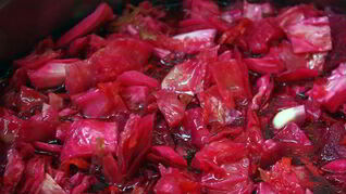 Капуста маринованная со свеклой