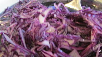 краснокочанная капуста, маринованная со сливами