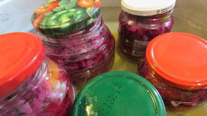 краснокочанная капуста, маринованная со сливами