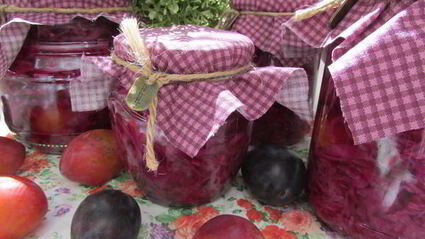 краснокочанная капуста, маринованная со сливами