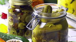 Маринованные огурцы и помидоры