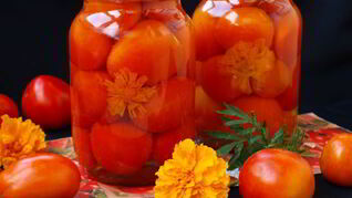 Помидоры маринованные с бархатцами