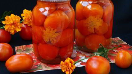 помидоры маринованные с бархатцами