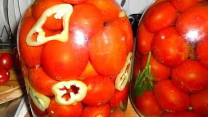 помидоры маринованные со сладким перцем и зернами горчицы