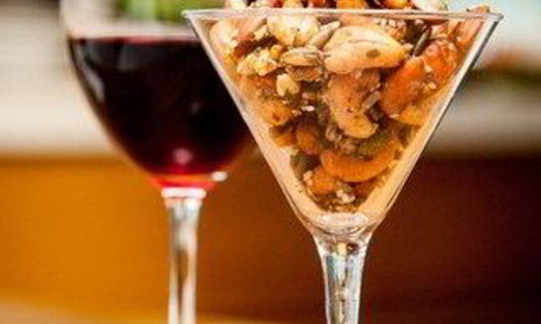 Рецепт пряные орехи с чесноком и имбирем