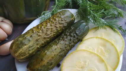 малосольные огурчики и кабачки