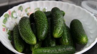 Малосольные огурцы на минеральной воде