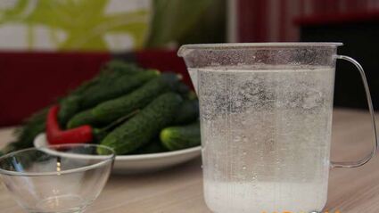 малосольные огурцы на минеральной воде