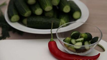 малосольные огурцы на минеральной воде