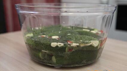 малосольные огурцы на минеральной воде