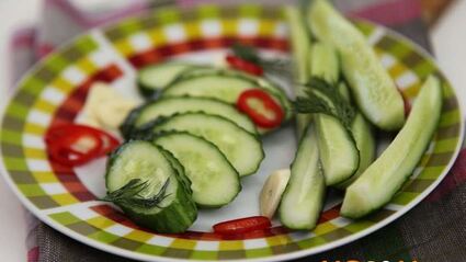 малосольные огурцы на минеральной воде