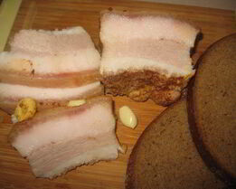 Сало в луковой шелухе