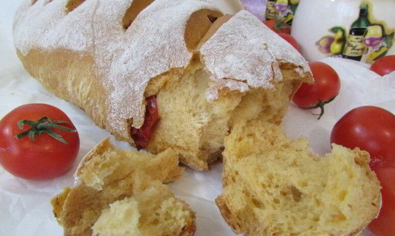 Рецепт томатный батон с вялеными помидорами