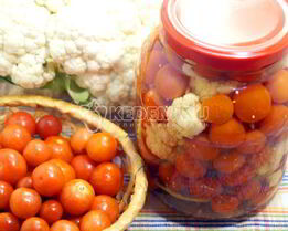 Цветная капуста с помидорами на зиму