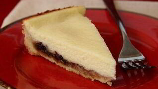 Чизкейк с вишневым вареньем и корицей