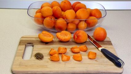 варенье из абрикосов с ядрышками из косточек на зиму